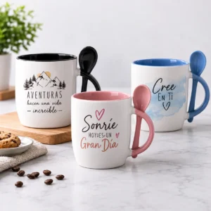 tazas inspiradoras con cucharas de colores